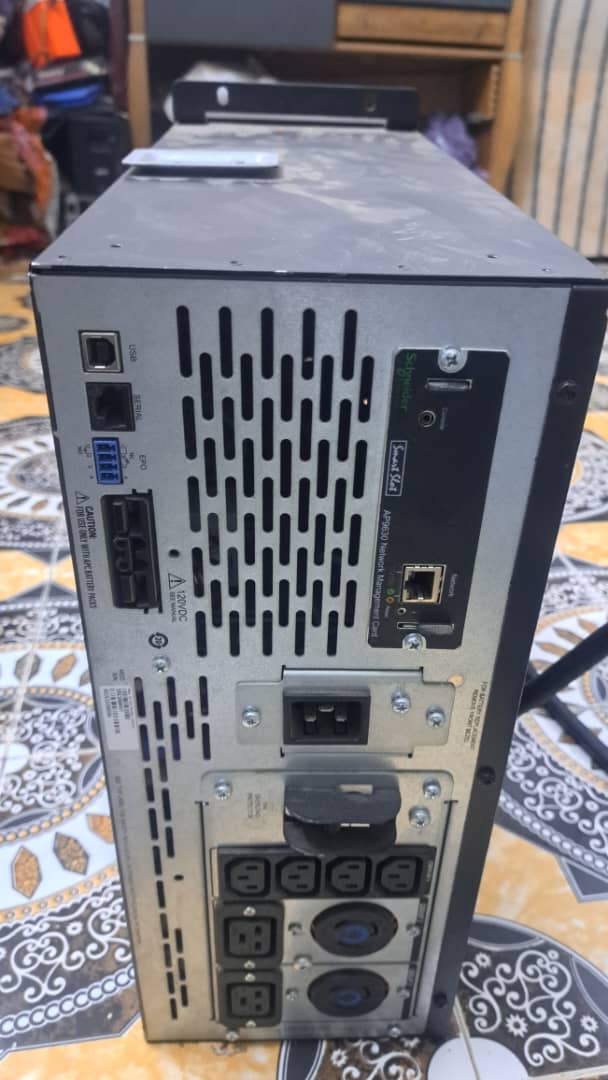 Serveurs informatiques avec onduleurs et accessoires
