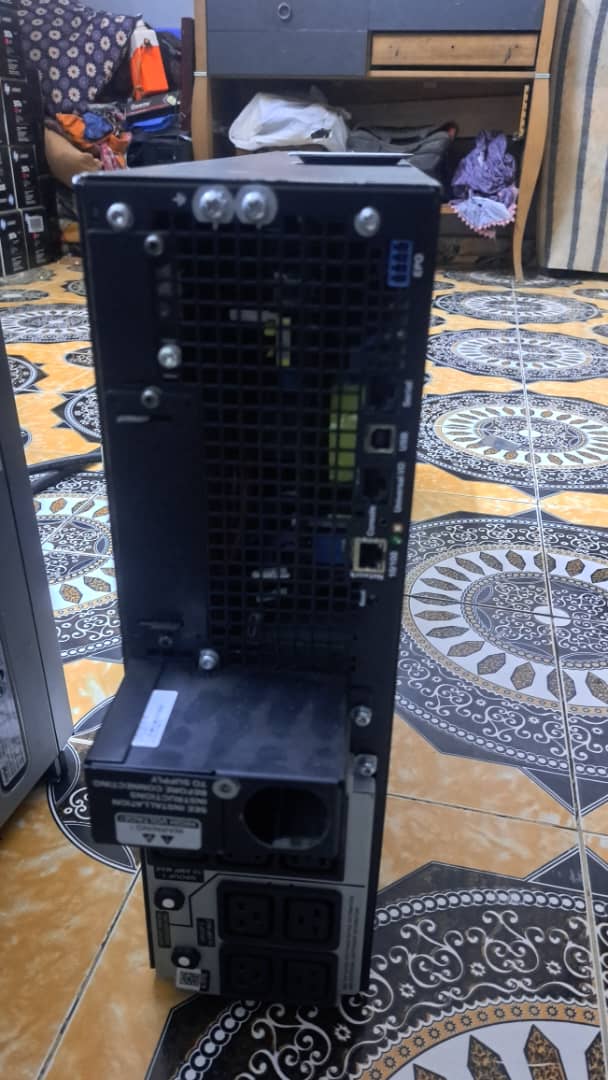 Serveurs informatiques avec onduleurs et accessoires