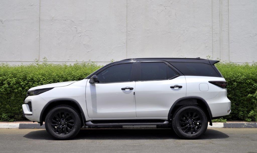 Toyota Fortuner 2024 diesel blanc 7 places boîte automatique