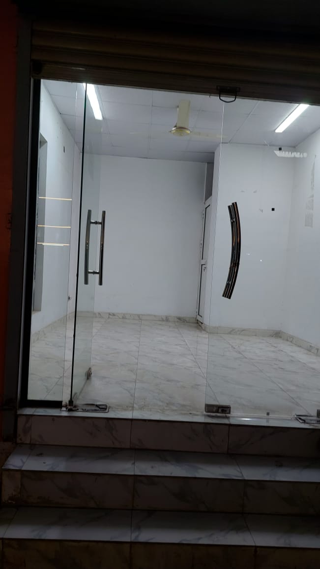 Magasin avec toilette à louer sur route de Cité Saoudie