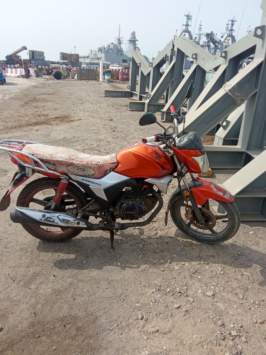 Moto Honda en bon état, idéal voyage à l\'étranger