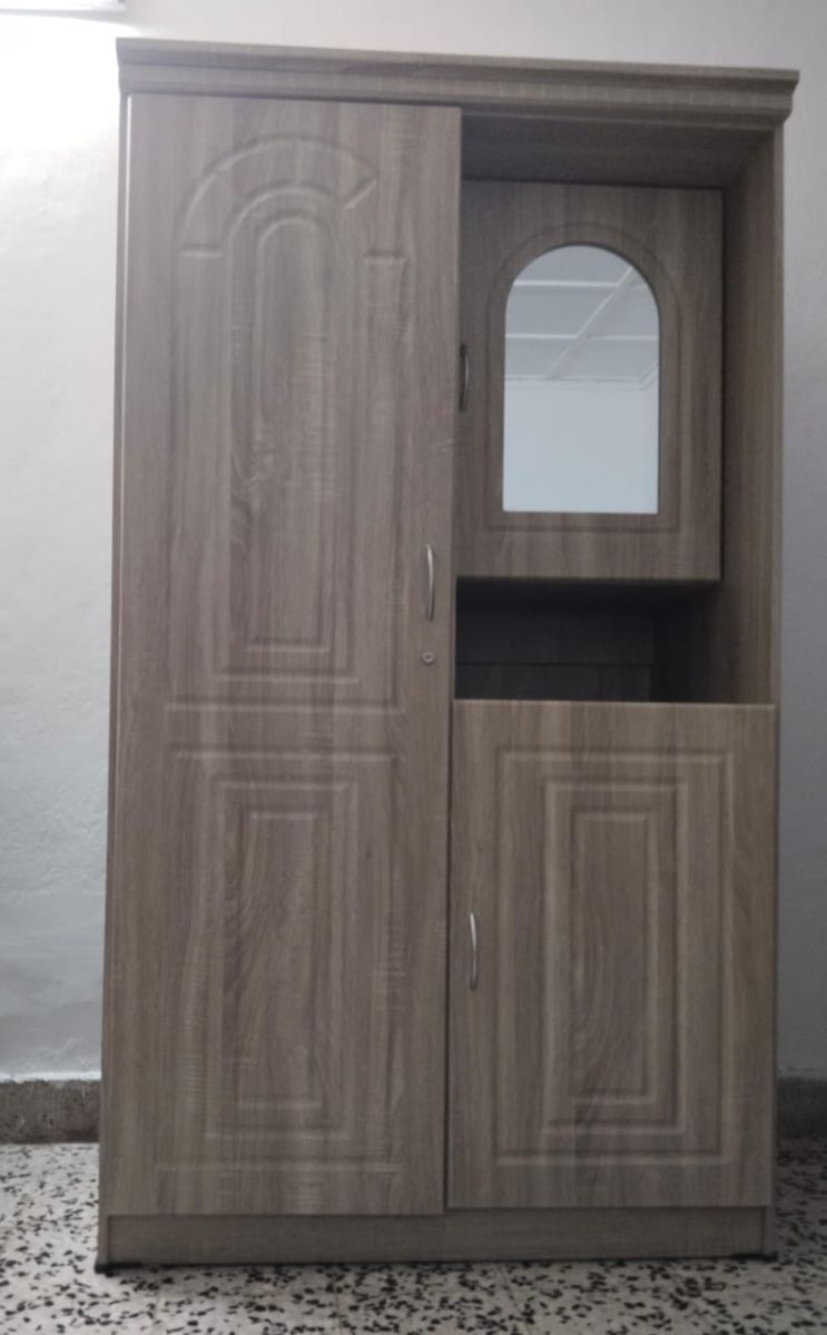 Armoire avec miroir en bon état