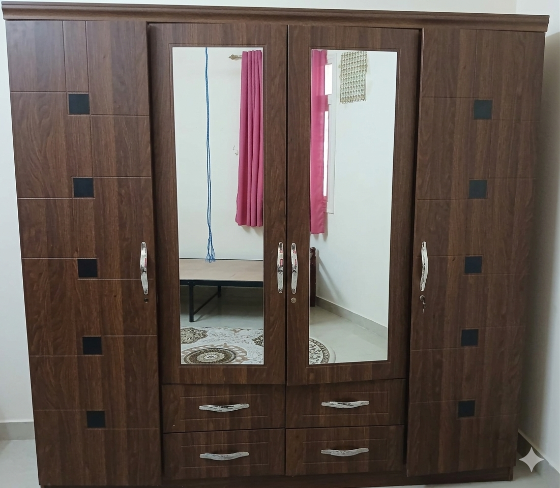 Armoire en bois foncé avec portes miroir et tiroirs