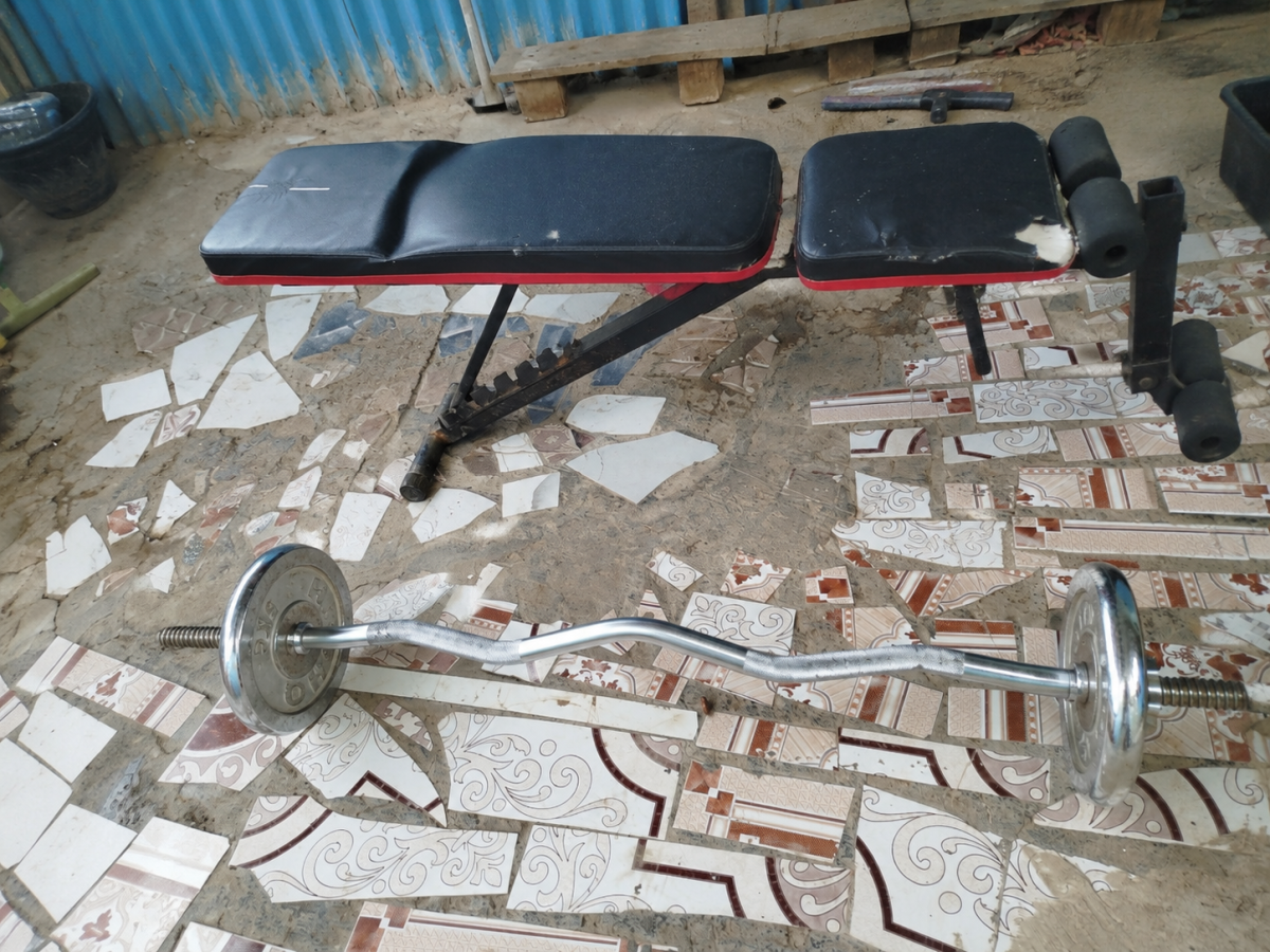 Banc de musculation réglable avec barre EZ et poids