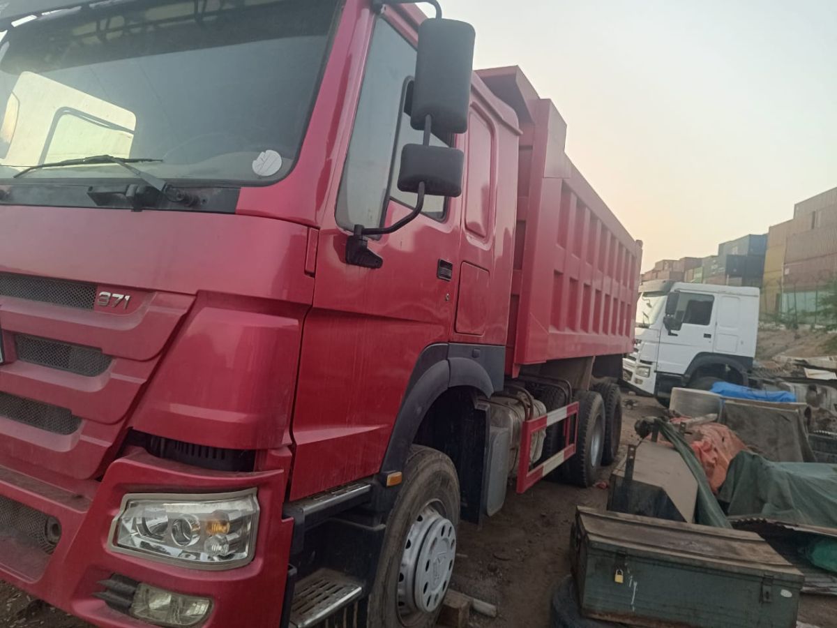 Camion Dump Truck peu utilisé en bon état