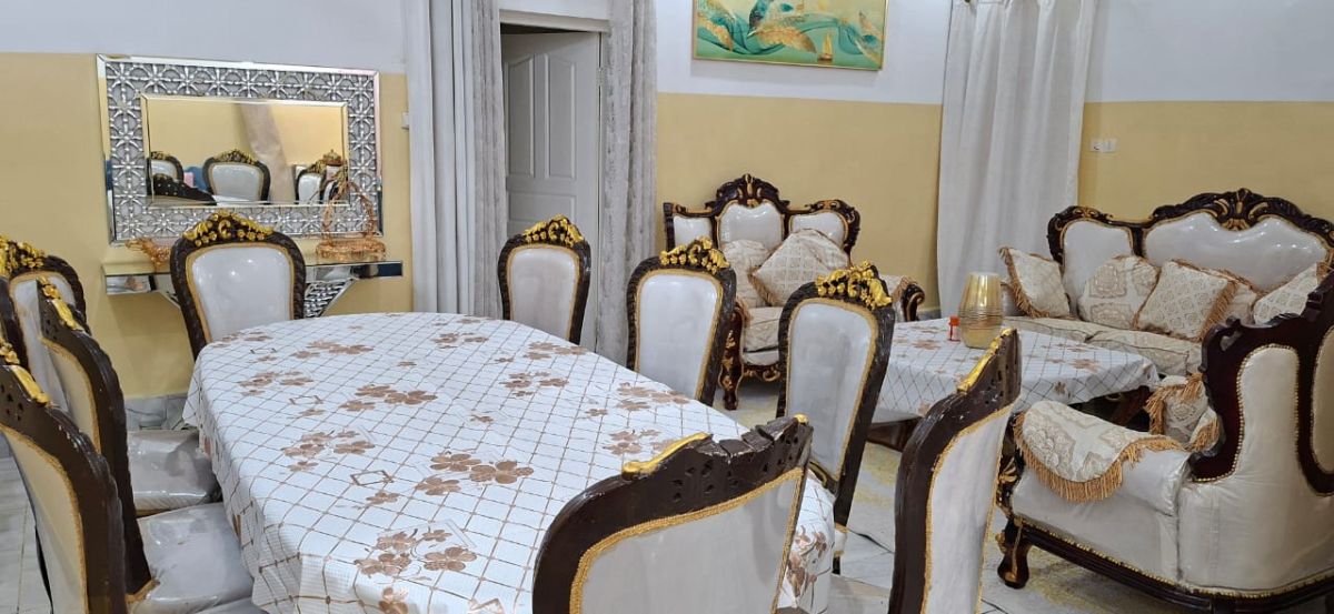 Ensemble salon et salle à manger royal avec tapis et console en verre
