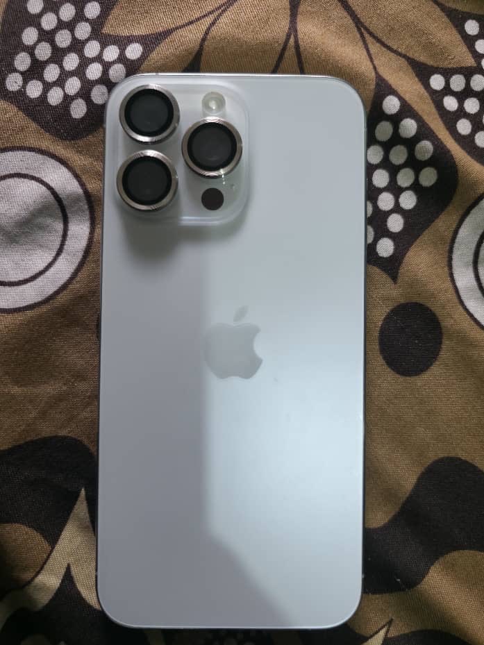 iPhone 15 Pro Max 128 Go en très bon état
