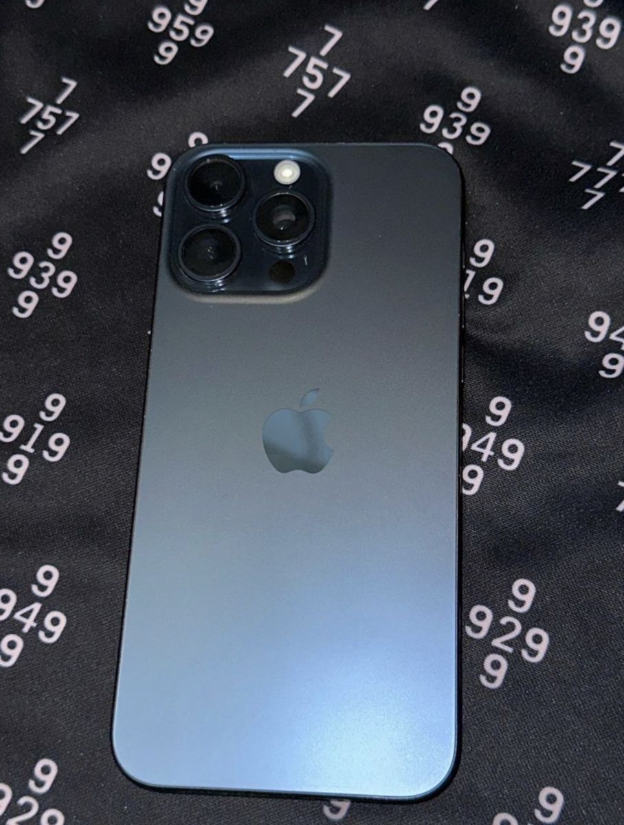 iPhone 15 Pro Max 256 Go, batterie 90%, quasi neuf