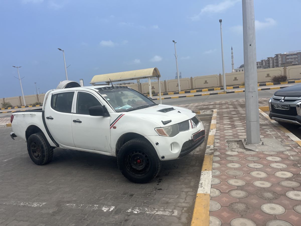Mitsubishi Triton L200, climatisation, écran Bluetooth