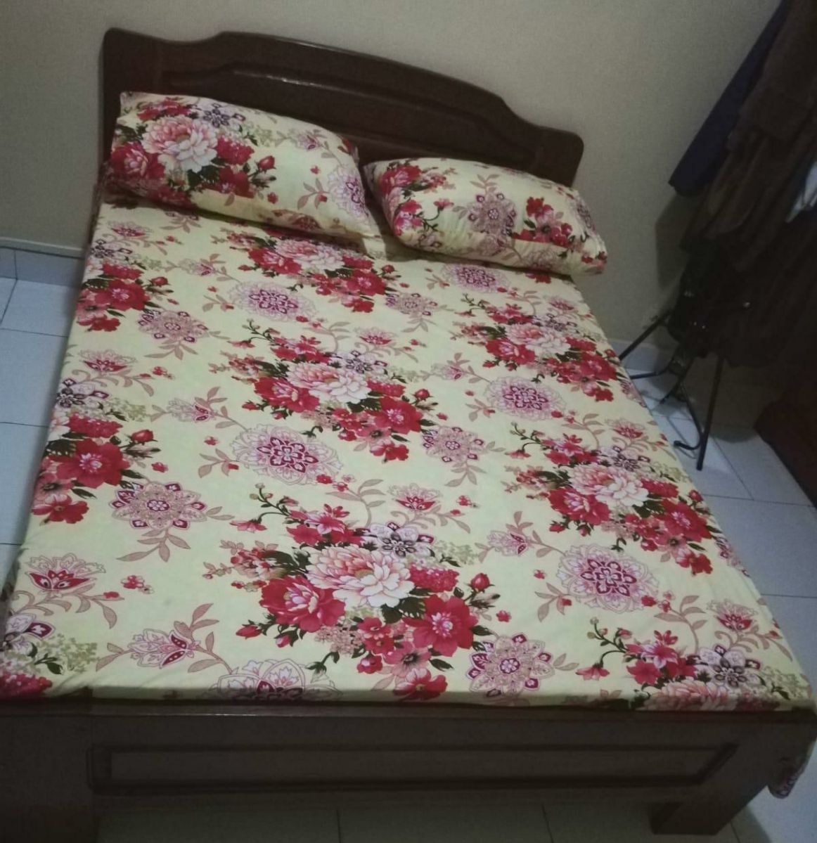Lit double avec matelas confortable et prêt à l\'emploi
