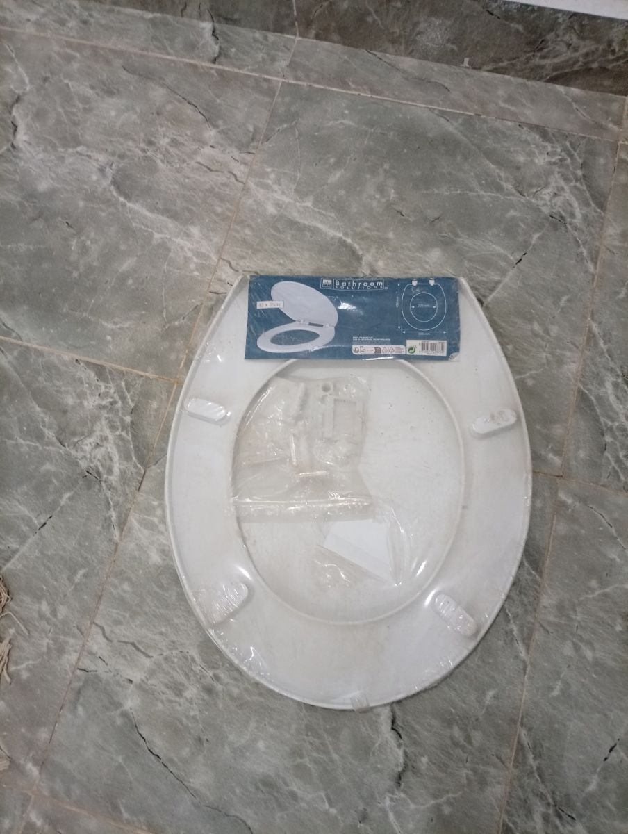 Lunette de toilettes neuve blanche 42x35 cm