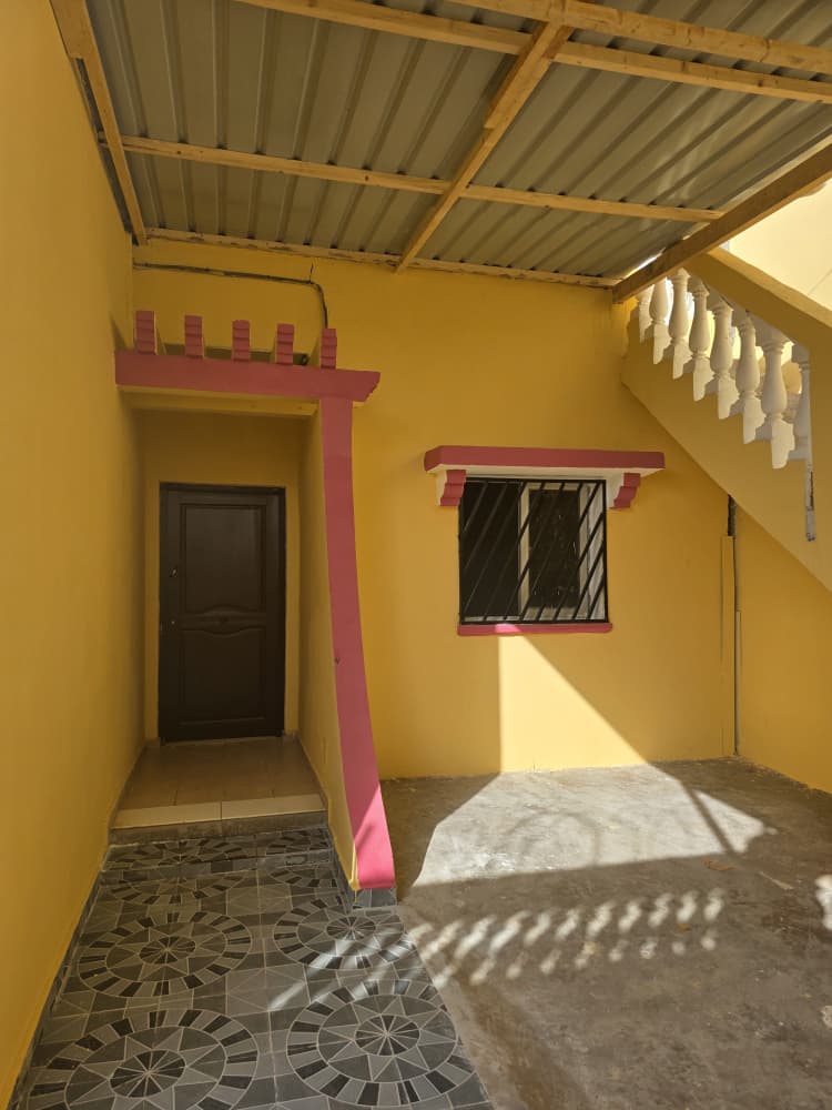 Maison F3 rénovée avec terrasse et garage à Hodan II