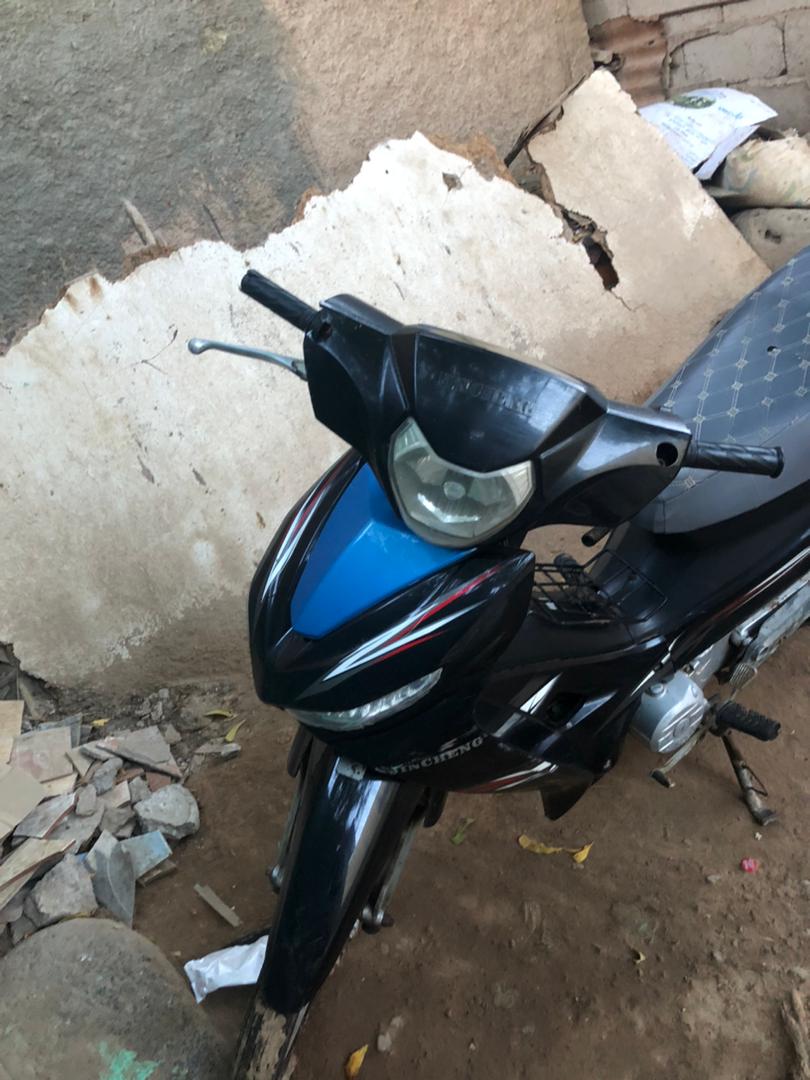 Moto Jinching 110 noir en très bon état avec papiers complets