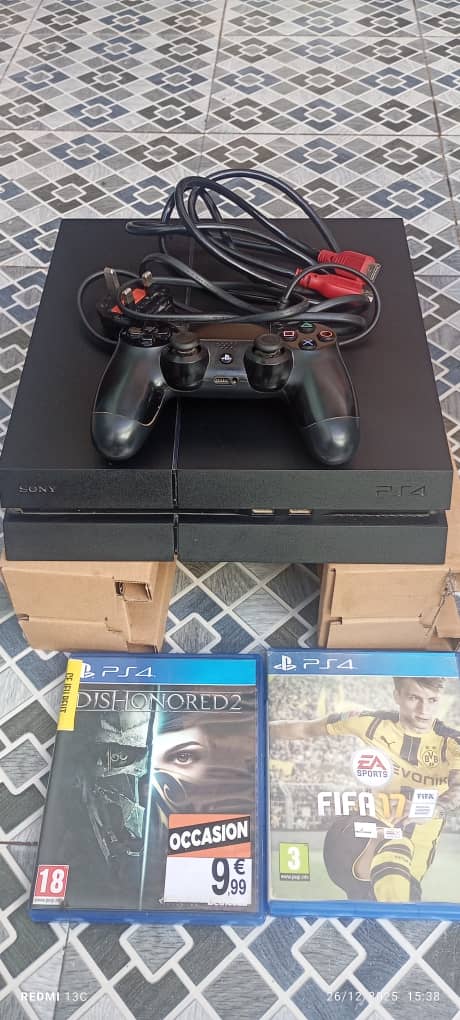 Console PlayStation 4 avec manette et jeux inclus en bon état