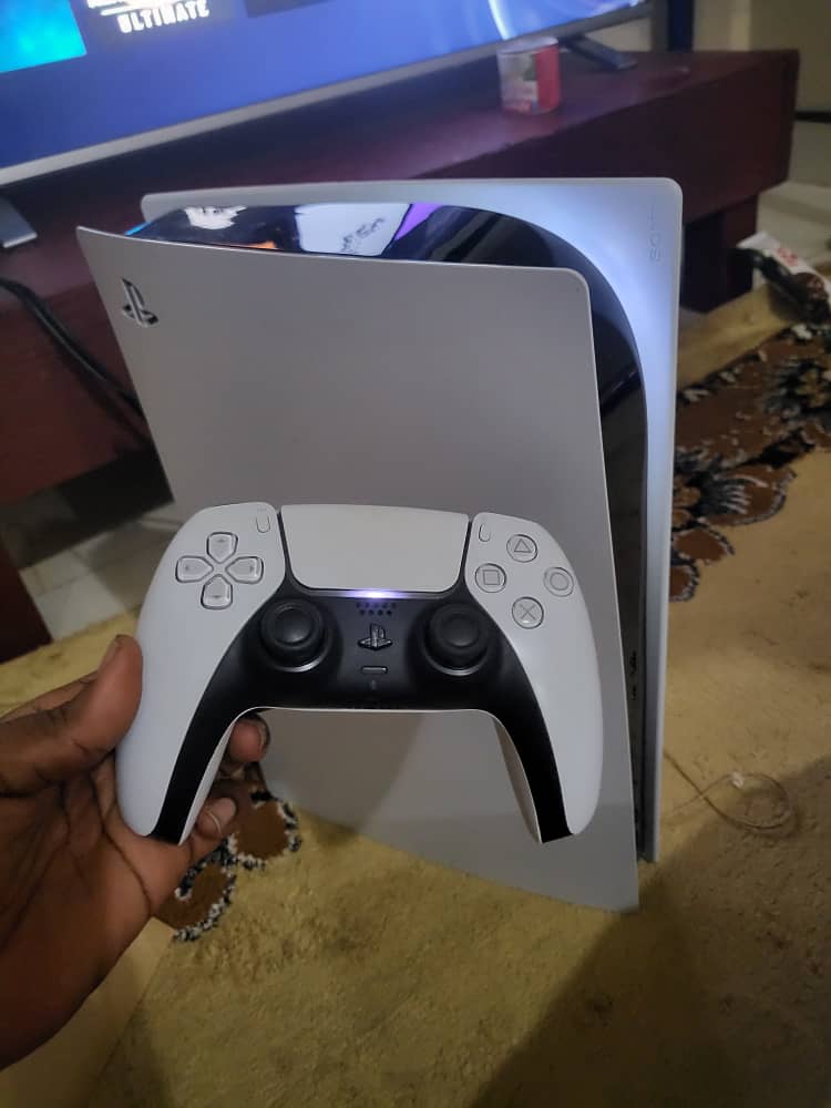 PlayStation 5 neuve avec 2 manettes et 6 jeux vidéo