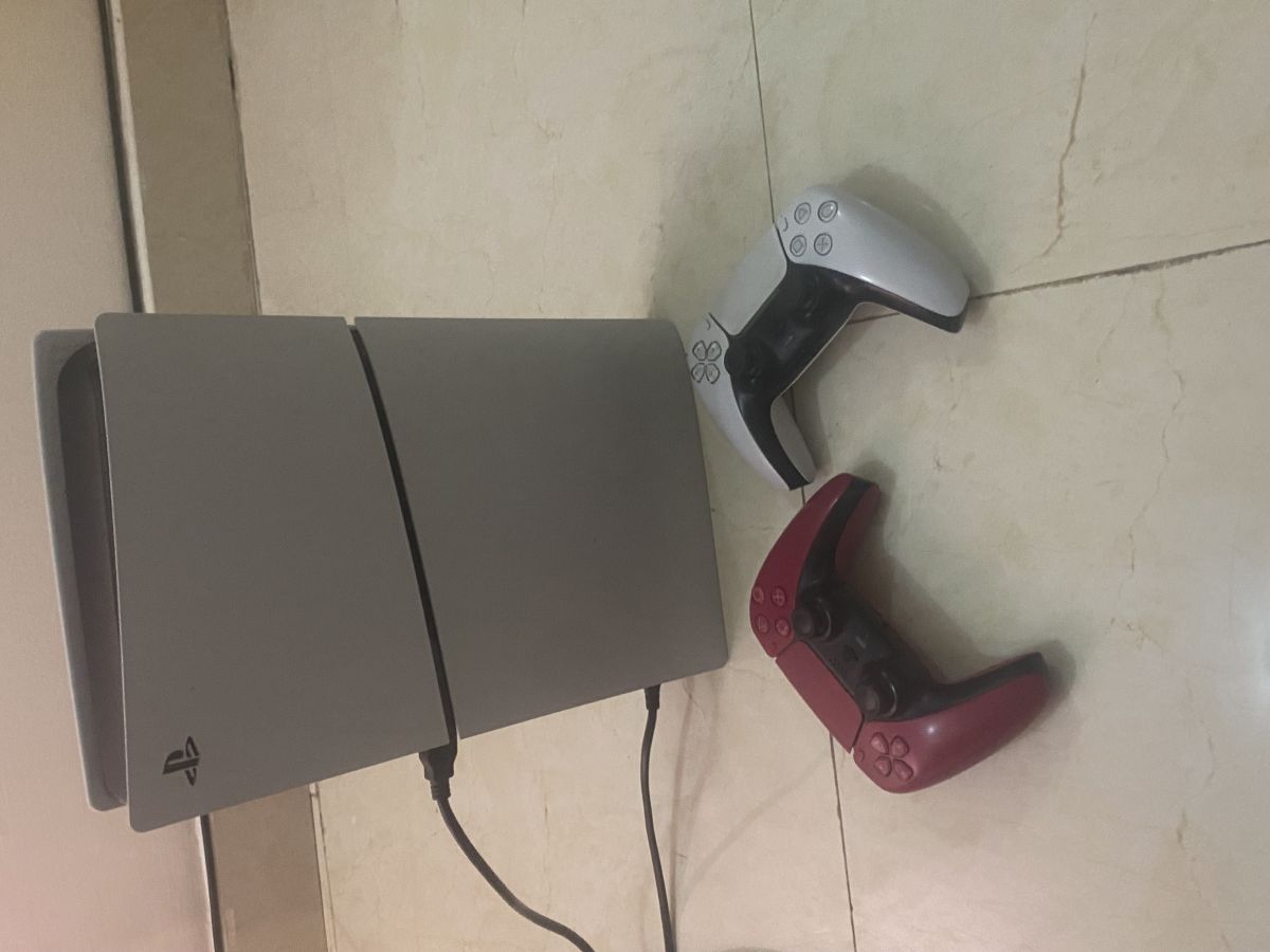PlayStation 5 Slim Digital Edition en très bon état avec 2 manettes