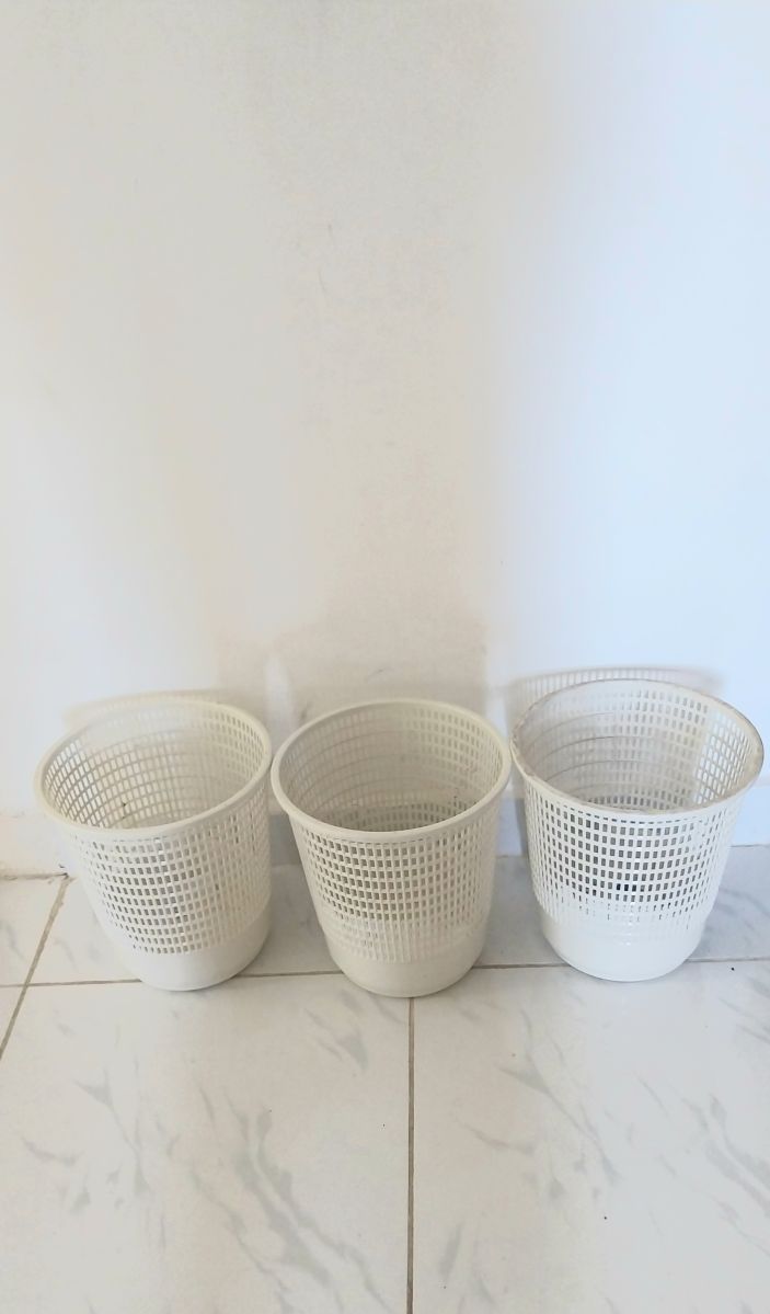 Lot de 3 poubelles bureautiques pratiques et compactes