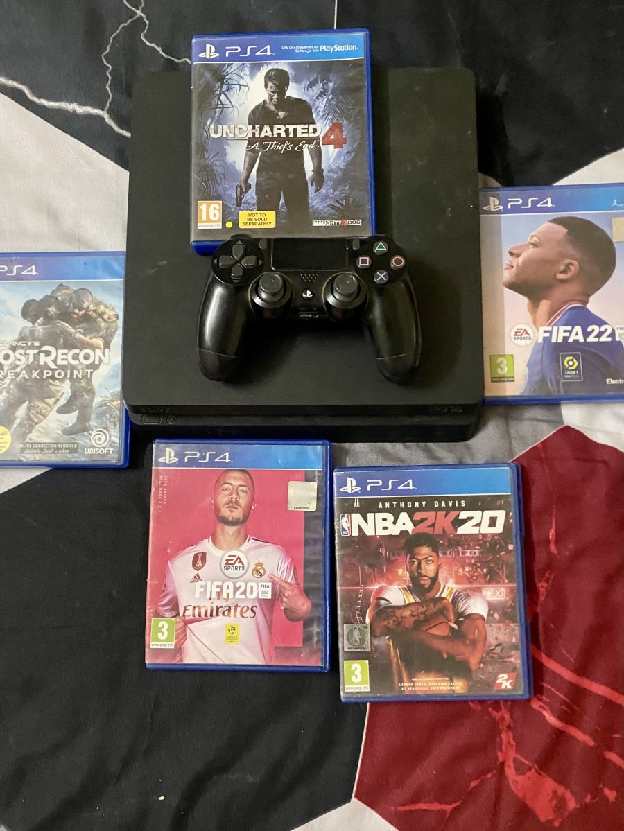 PlayStation 4 avec 5 jeux et manette, comme neuf