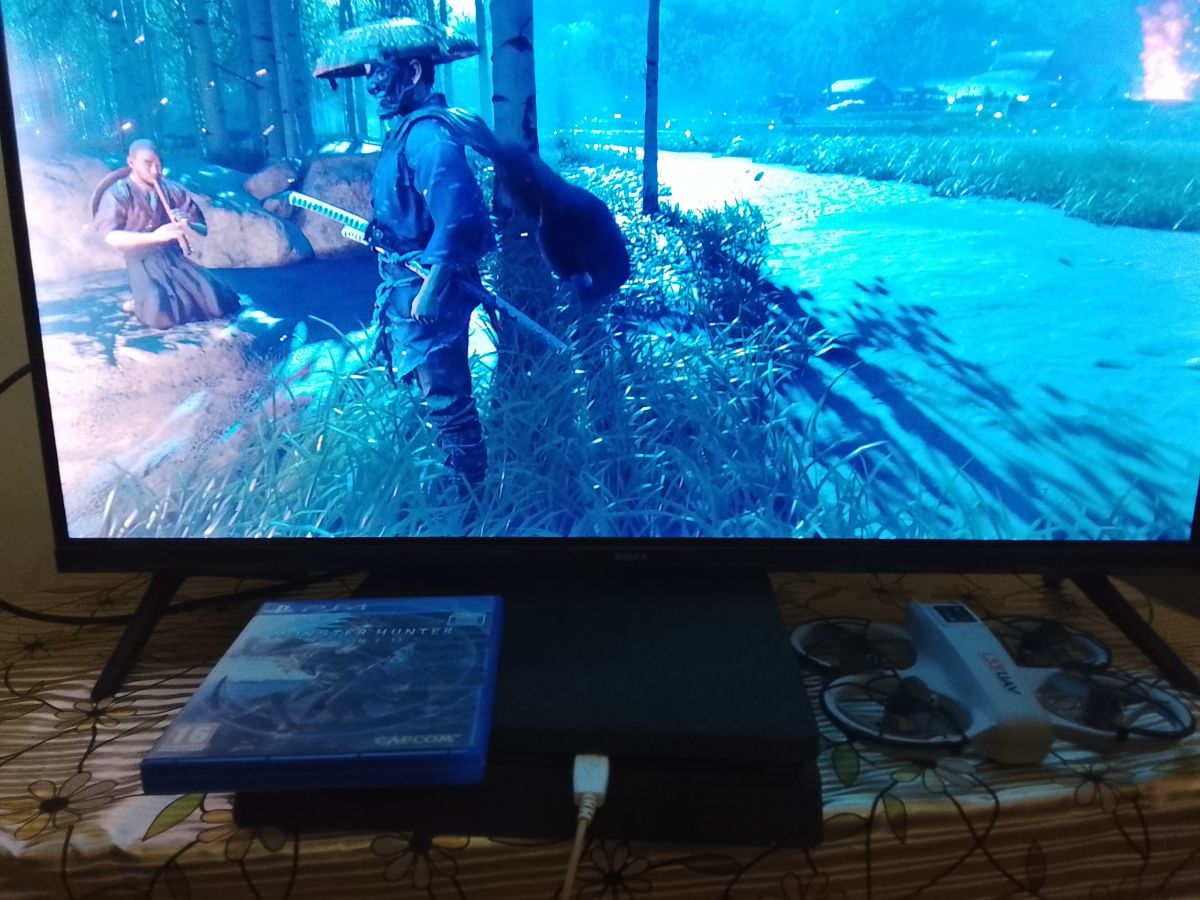 Console PS4 avec manette et 2 jeux en très bon état