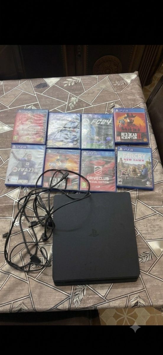 PS4 avec 7 CD en bon état à vendre