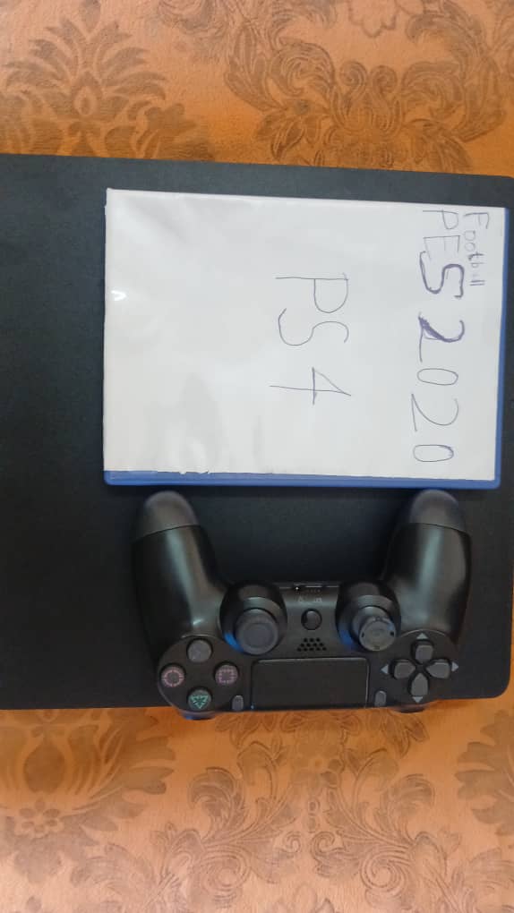 PlayStation 4 Slim en bon état avec manette et jeu PES 2020