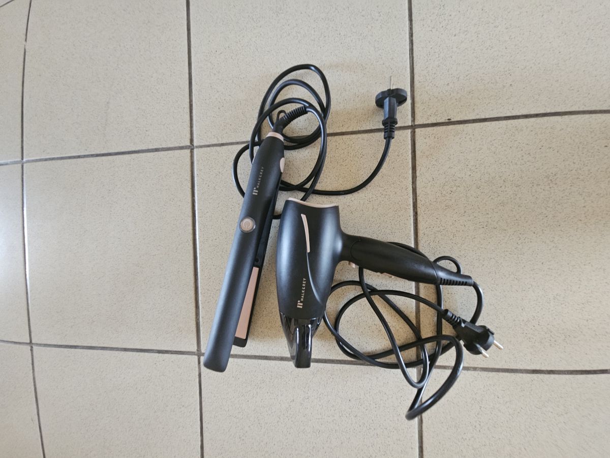 Lot sèche-cheveux et lisseur en bon état