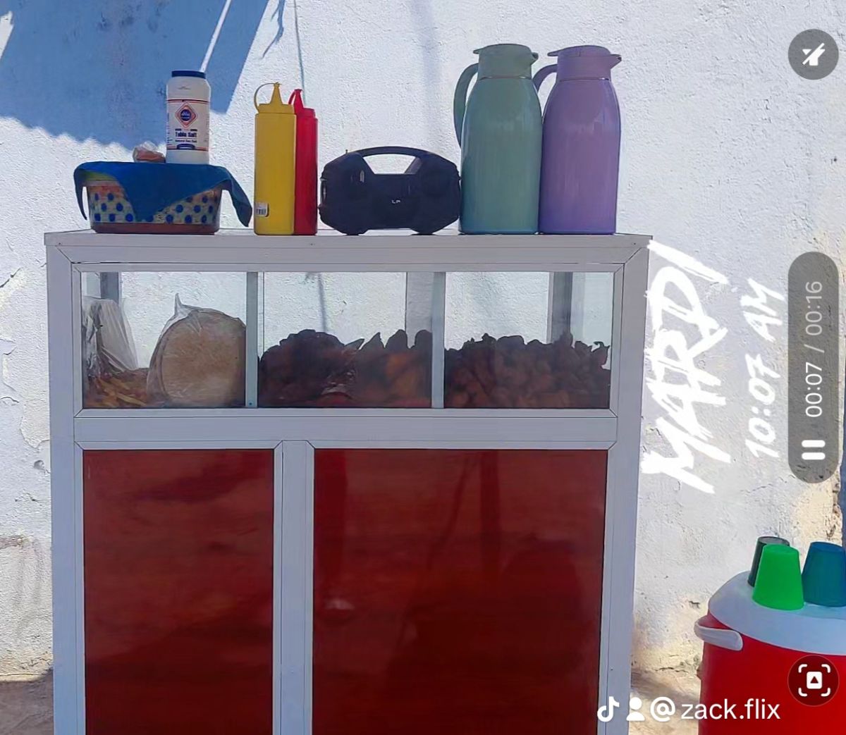 Stand de snacks équipé avec parasol et glacière
