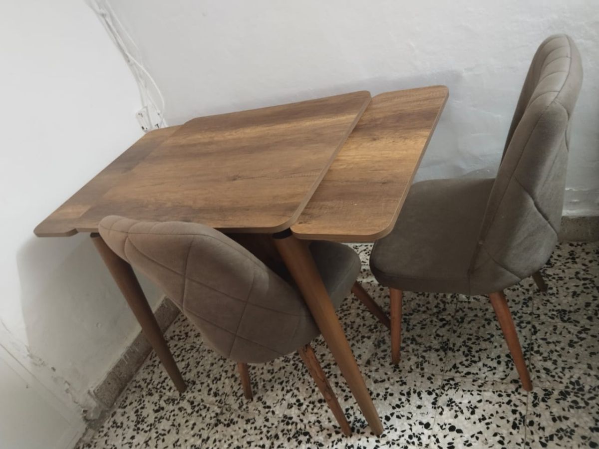 Table avec chaises en bois, bon état