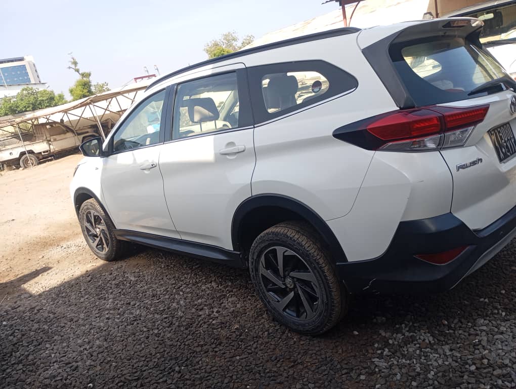 Toyota Rush 2019 essence automatique 7 places familiale