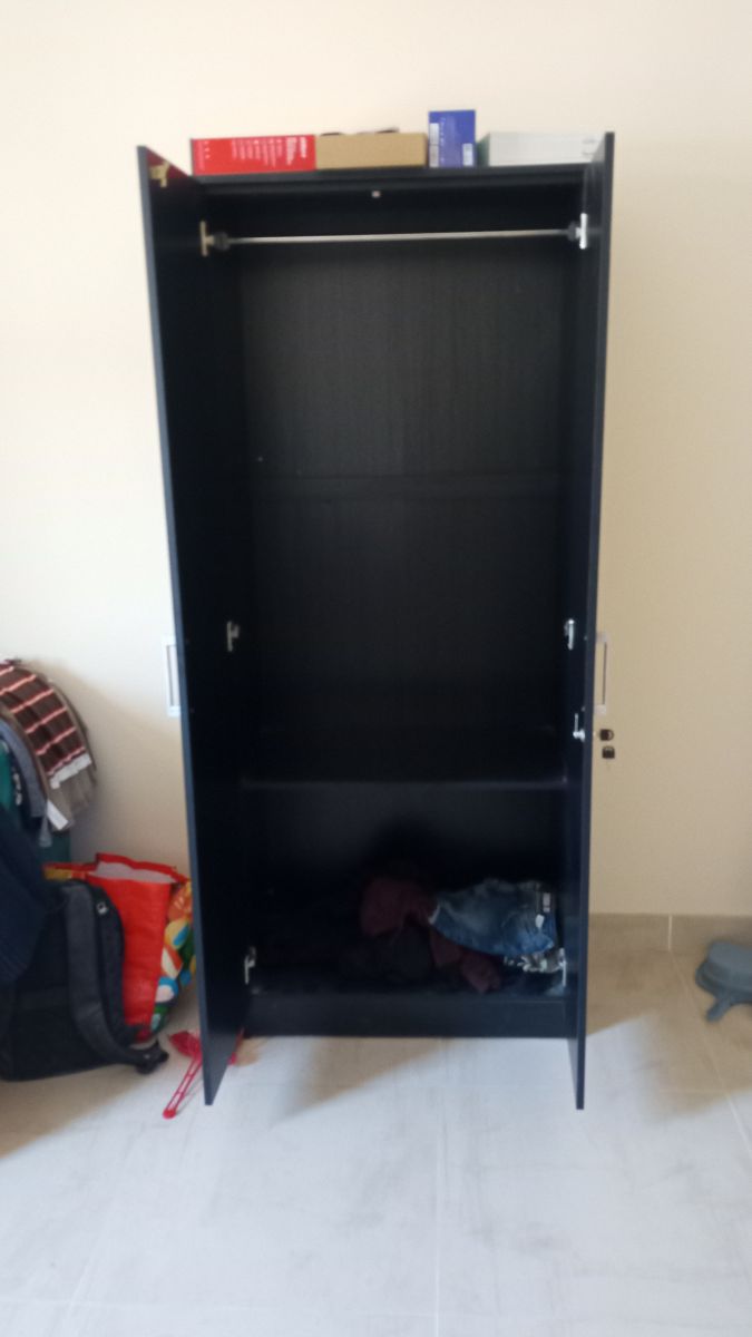 Penderie avec portes en excellent état, récente