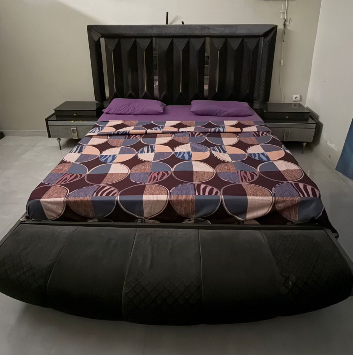 Chambre à coucher élégante en excellent état