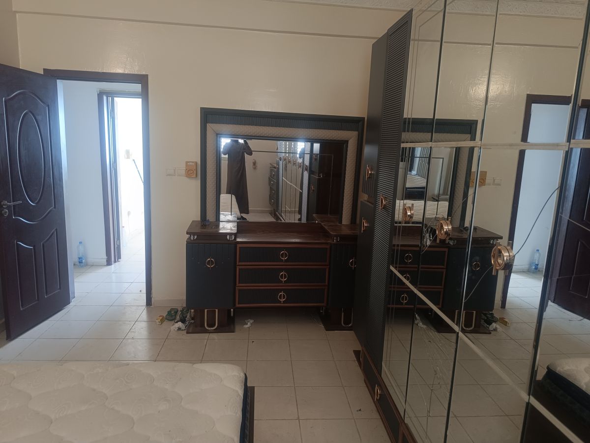 Chambre à coucher neuve en bon état avec miroir fissuré léger
