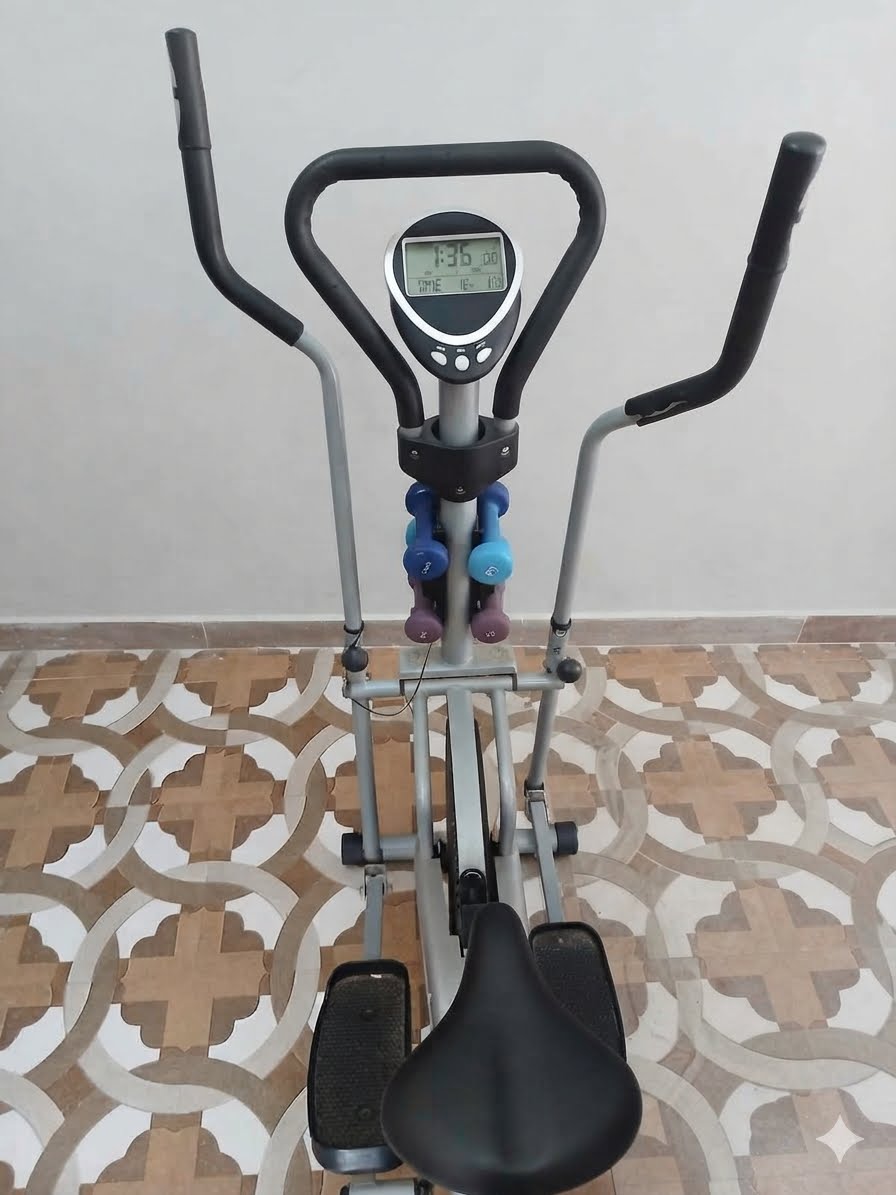 Vélo elliptique combiné avec selle et haltères en bon état