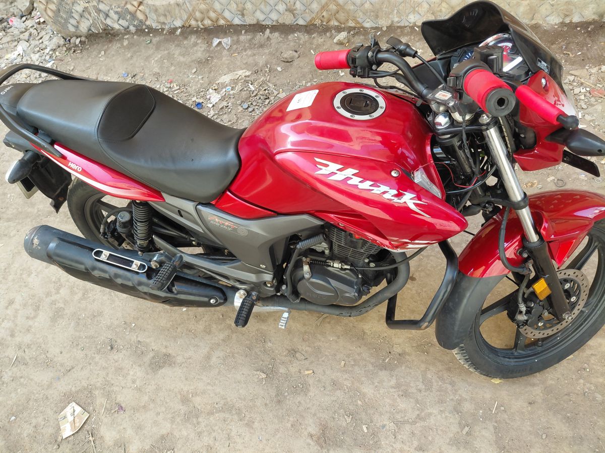 Moto Hero Hunk 150 cc, très bon état, peu utilisée