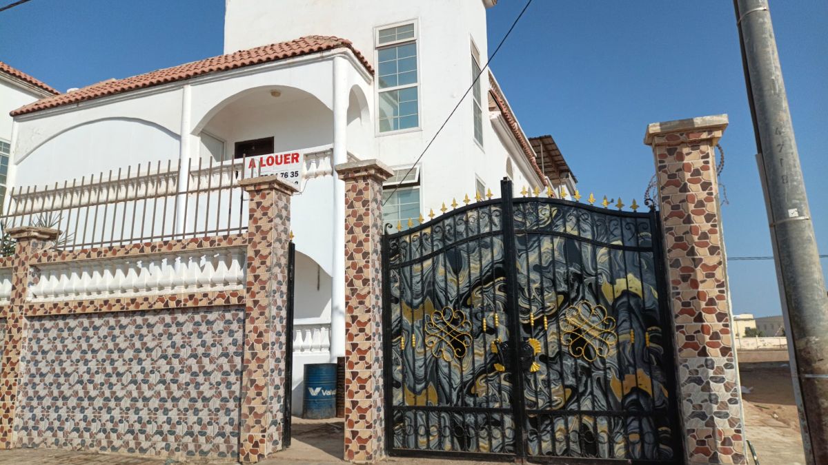 Villa double façade avec parking et réservoir d\'eau à Dawaleh