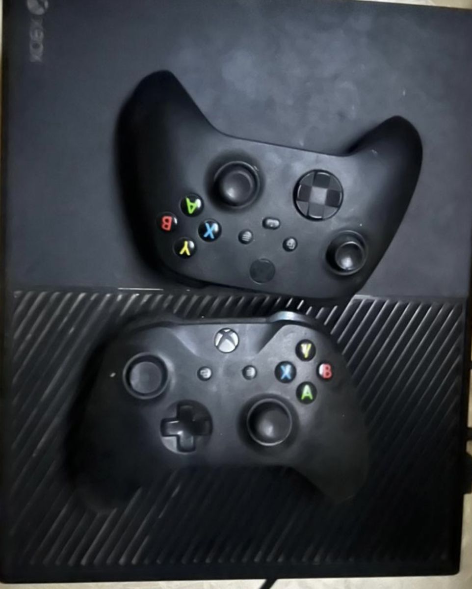 Console Xbox One avec 3 manettes en bon état