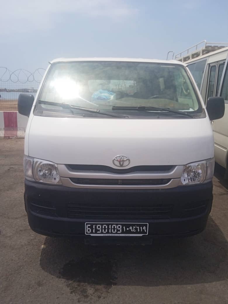 Toyota Hiace minibus climatisé, idéal déplacements groupe