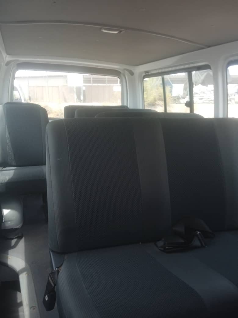 Toyota Hiace minibus climatisé, idéal déplacements groupe