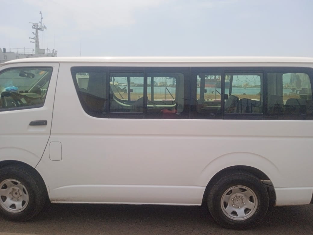 Toyota Hiace minibus climatisé, idéal déplacements groupe
