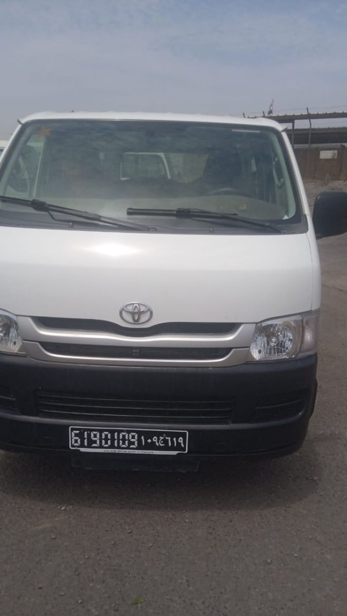 Toyota Hiace minibus climatisé, idéal déplacements groupe