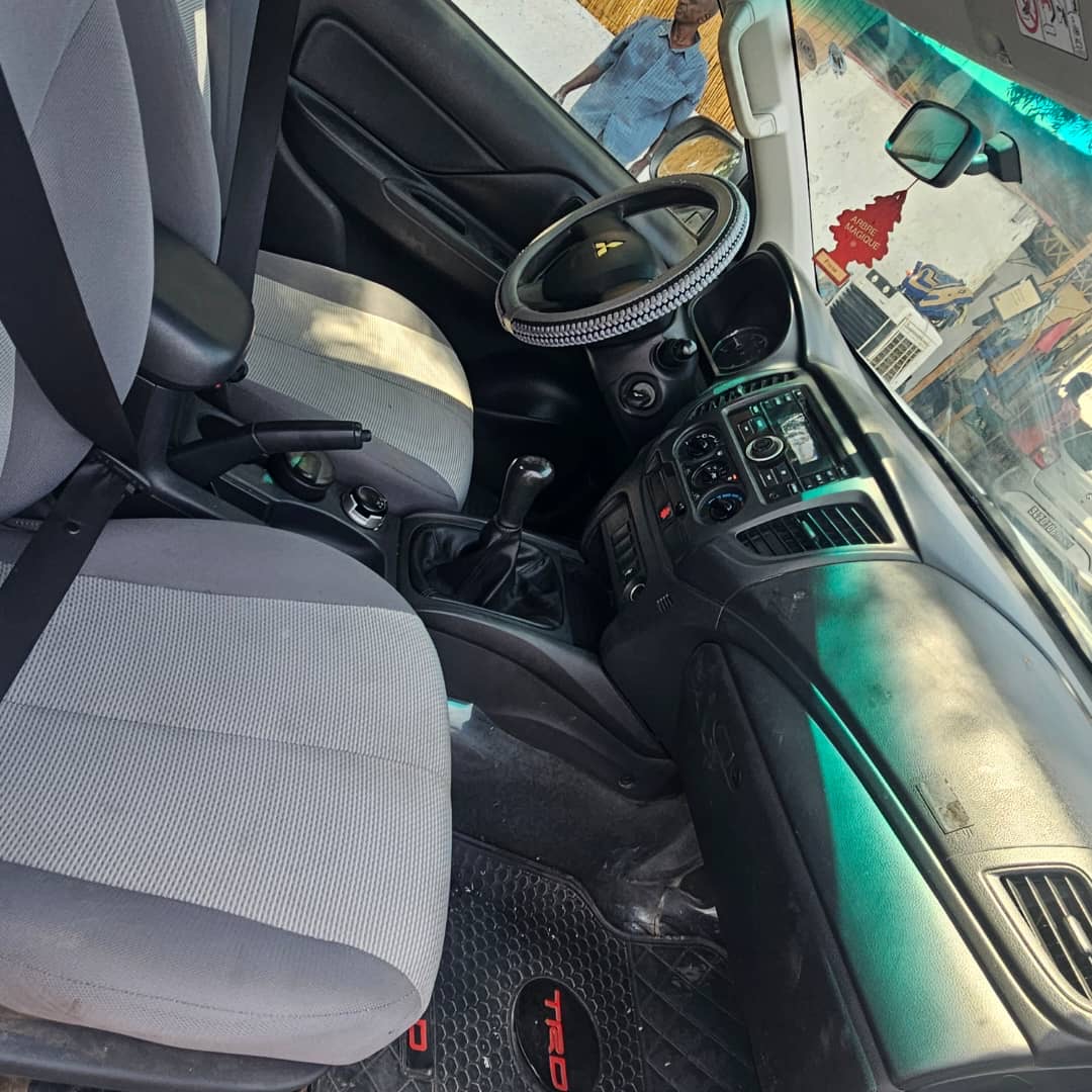 4 Voitures en excellent état à vendre : Mitsubishi L200 2023, AUTOMATIQUE &. Hyundai SANTA FE 2016 & MITSUBISHI L200 2022 manual& TOYOTA LANDCRUISER PRADO 2021