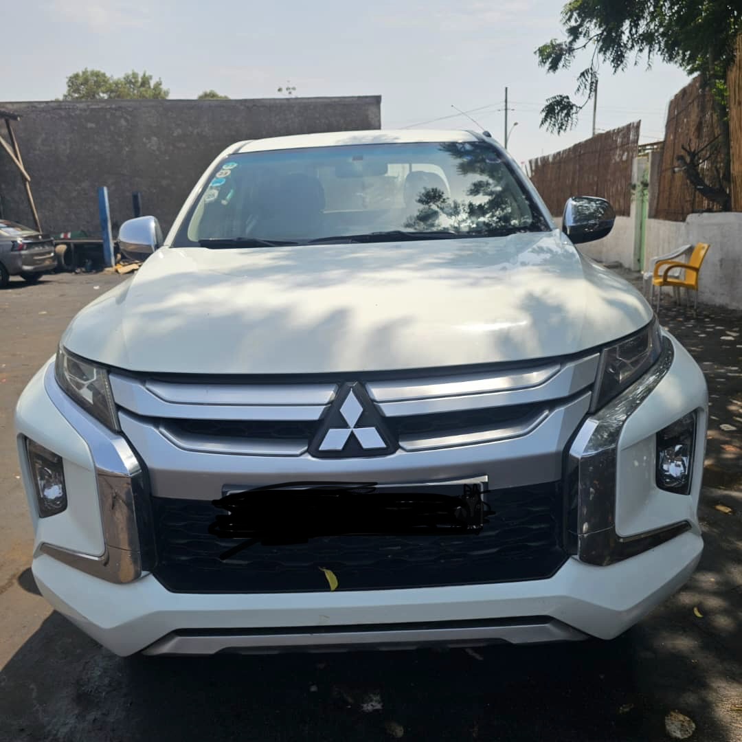 4 Voitures en excellent état à vendre : Mitsubishi L200 2023, AUTOMATIQUE &. Hyundai SANTA FE 2016 & MITSUBISHI L200 2022 manual& TOYOTA LANDCRUISER PRADO 2021
