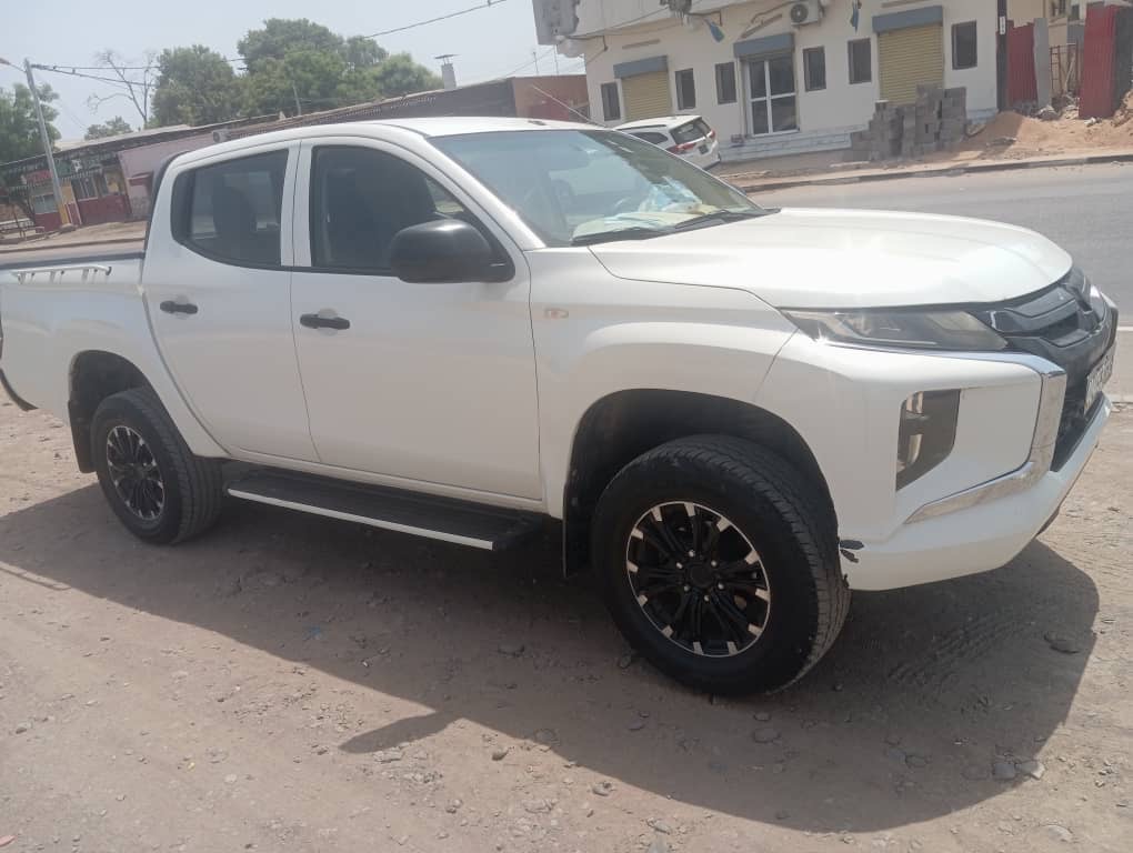 4 Voitures en excellent état à vendre : Mitsubishi L200 2023, AUTOMATIQUE &. Hyundai SANTA FE 2016 & MITSUBISHI L200 2022 manual& TOYOTA LANDCRUISER PRADO 2021