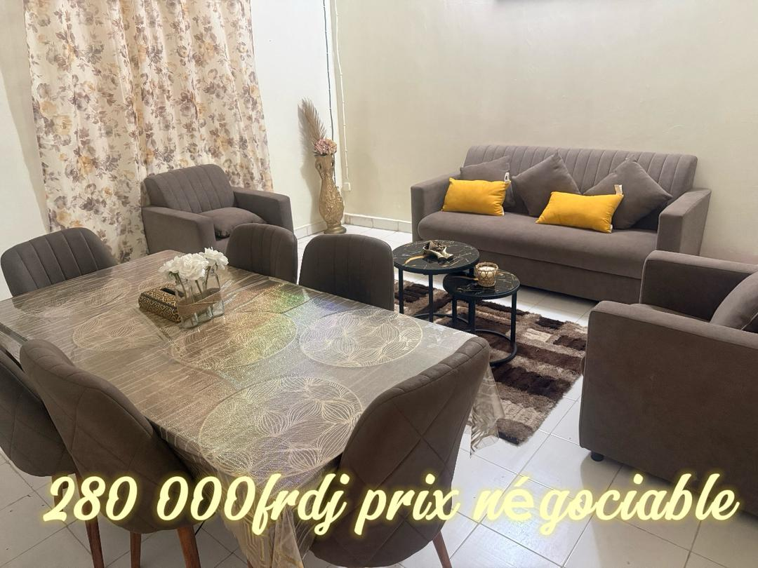 Chambre à coucher, salon et table avec 6 chaises en parfait état