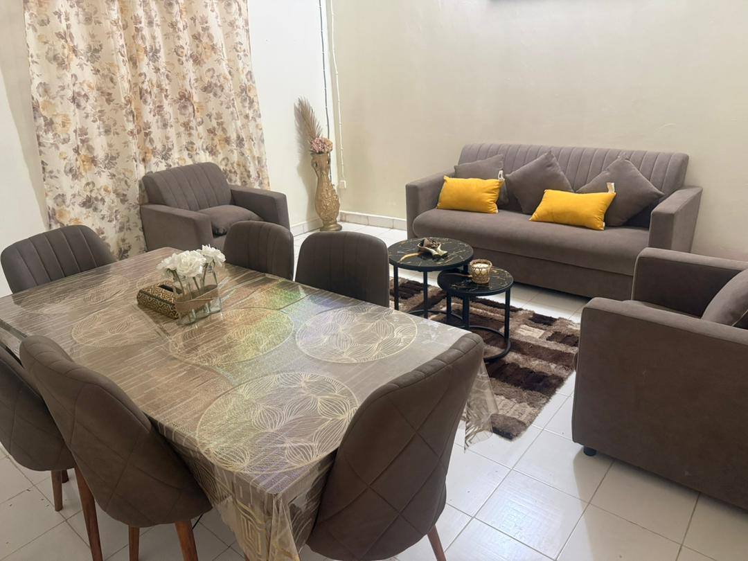 Chambre à coucher, salon et table avec 6 chaises en parfait état