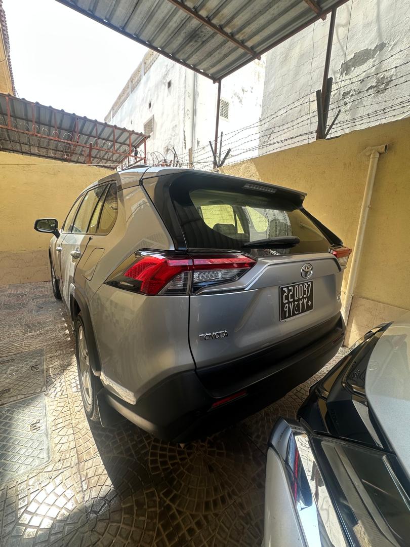 Toyota RAV4 2021, SUV fiable en très bon état