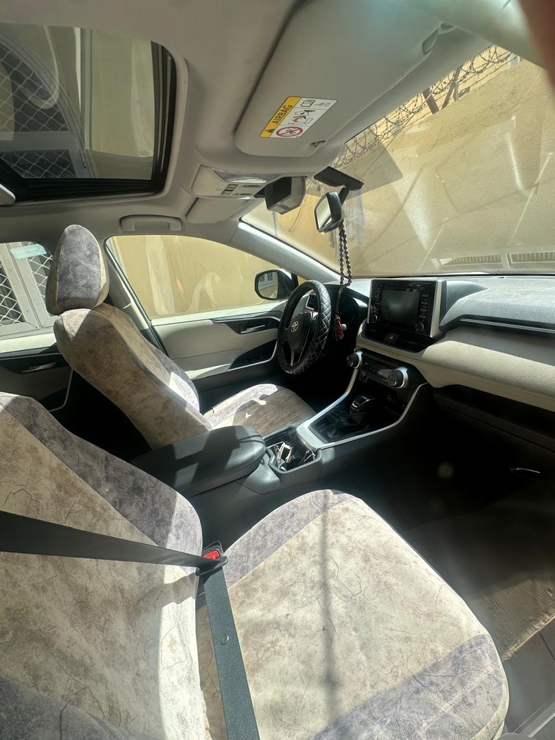 Toyota RAV4 2021, SUV fiable en très bon état