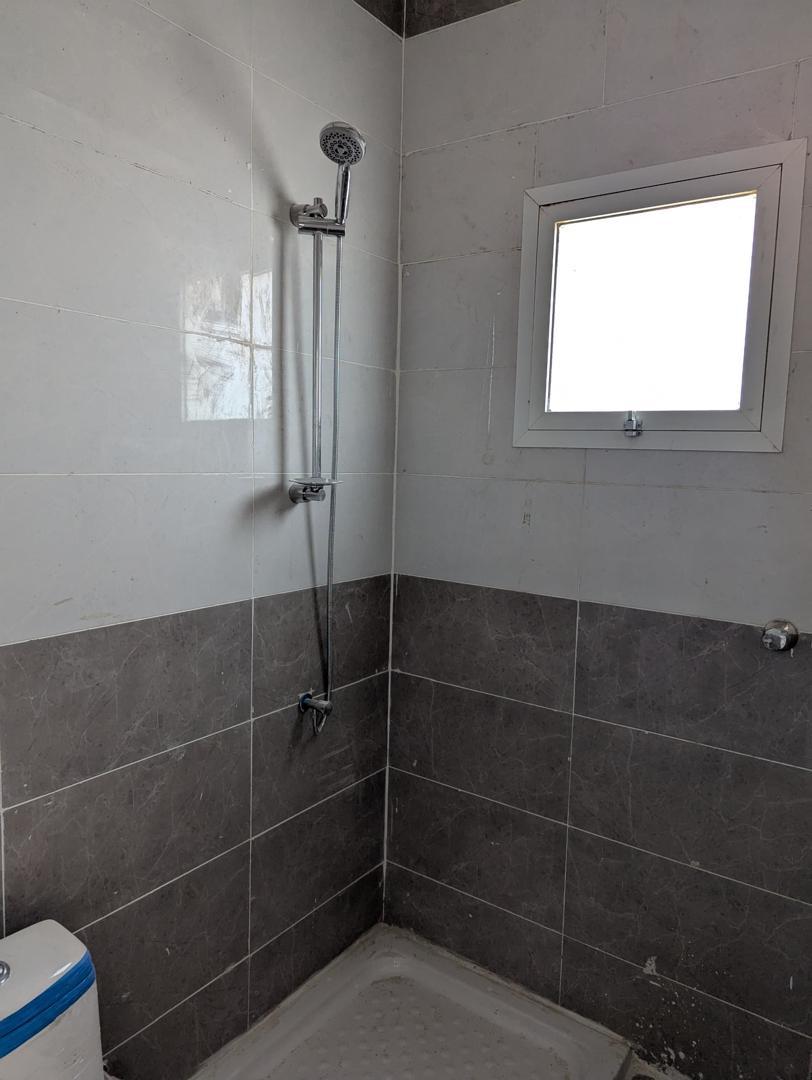 Villa neuve 214 m², 3 chambres, quartier calme à PK18