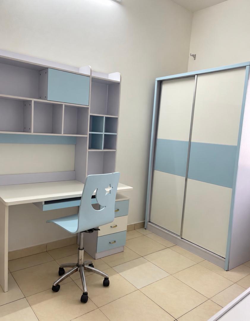Ensemble mobilier enfant, salon, table et meuble TV en bon état
