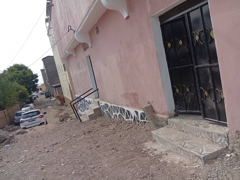 2 maisons de 180 m² et local commercial à Hodan 1